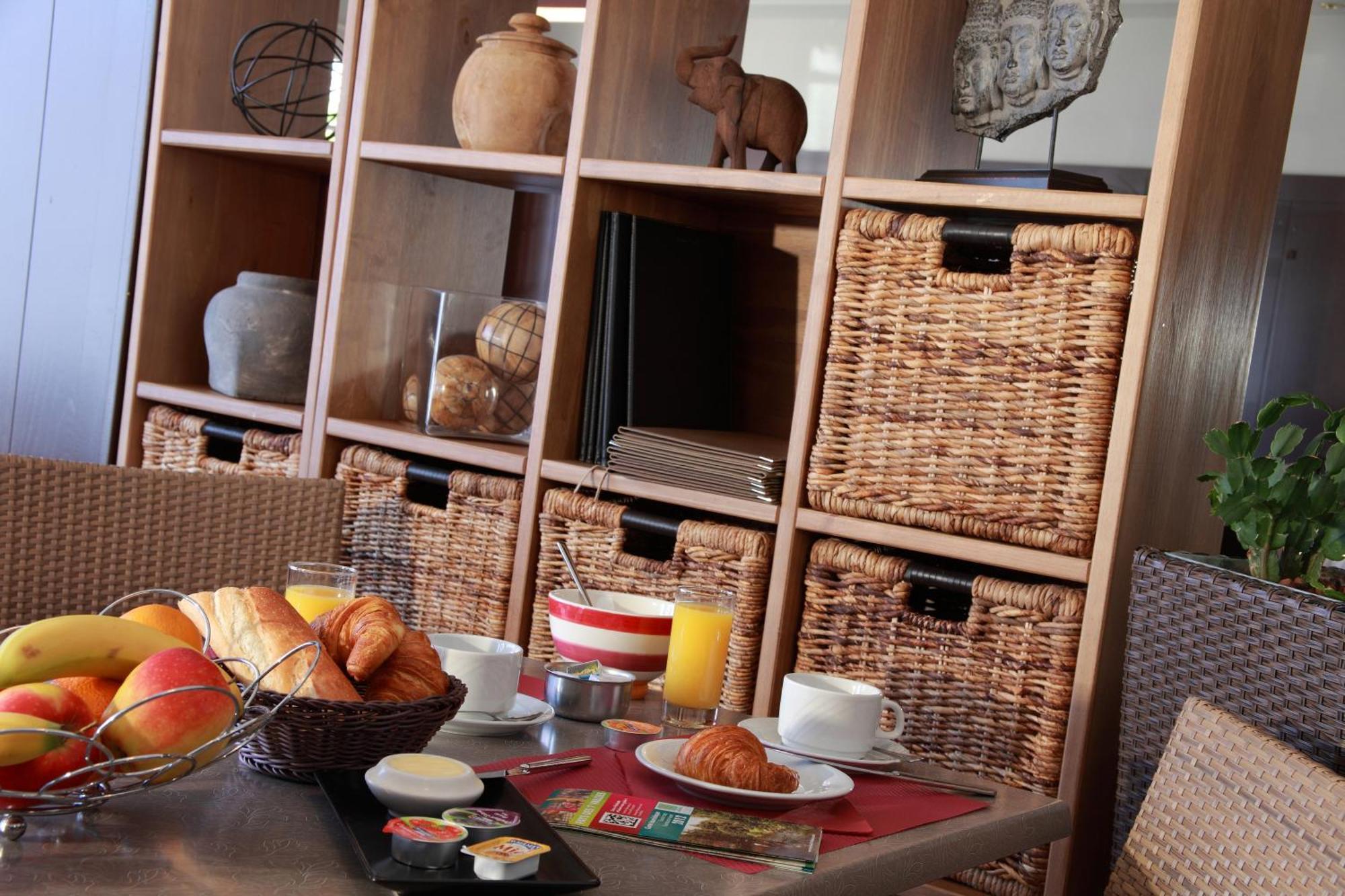 Logis - Hotel & Restaurant Les Trois Fontaines Marconne المظهر الخارجي الصورة